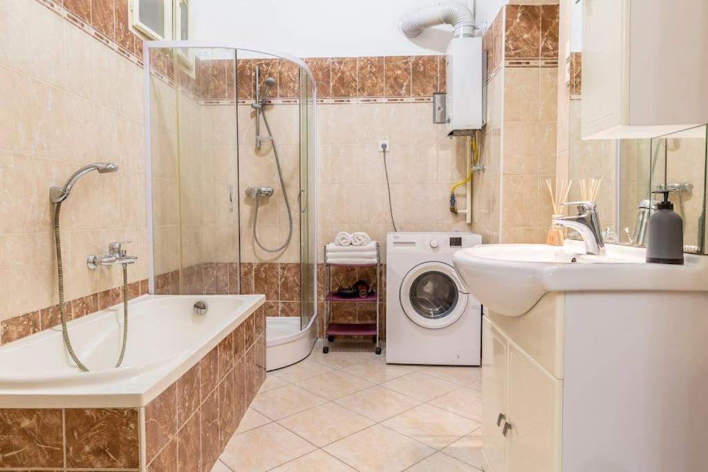 B333 Apartment - In The Heart Of The City Budapest Exteriör bild